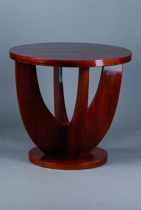 Runder Tisch, Art-Deco, um 1930, Teakholz, Beine verstrebt, sehr schönes Furnierbild, Gebr.-Sp., H. 69 cm, D. 75 cm