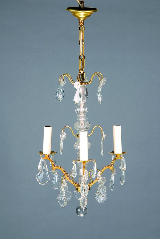 Deckenleuchter, Frankreich, um 1920/30, Messingfassung, drei Arme, mittig Glasbalusterstab, mit geschliffenem Kristallgehänge, H. ca. 55 cm, D. 30 ...