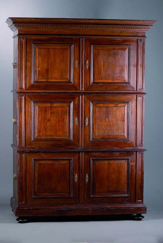 Brandschrank, deutsch, um 1810, WH, dunkel gefasst, 3-teilig, je 2 Türen, Front kassettiert, Seiten m. Eisengriffen, Kopf vielfach getreppt, ...