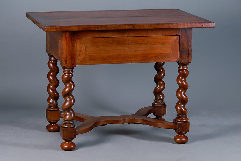 Bezahltisch, um 1860/70, Nußbaum, 1 Schublade, reich gedrechselte Beine, diese verstrebt, Reste alten Wurmbefalls, schwundrissig, st. Gebr.-Sp., ca. ...