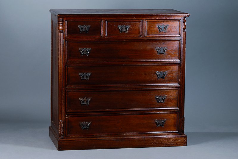 Kommode, England, um 1890, Eiche, 7-schübig,Beschl. in Form von Schmetterlingen, Lisenen gerieft, Gebr.-Sp., ca. 108x106x55 cm