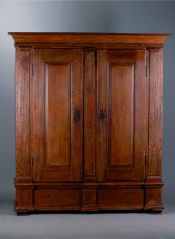 Schrank, deutsch, um 1800, Eiche, 2-türig, Front kassettiert, Kopf vielfach getreppt, schwundrissig, Leistenteile lose, st. Gebr.-Sp, ca. 185x166x50 ...