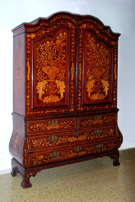 Kabinettschrank, Niederlande, um 1820, Palisander, Ahornintarsien, Oberteil 2-türig, Unterteil 4-schübig, Unterteil l. bombiert, Kopf geschweift, ...