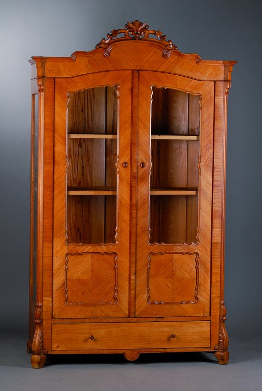 Vitrine, Louis-Philippe, um 1870, Kirschbaum, 2-türig, Fußschublade, sparsame Akanthusblattschnitzerei, 3-seitig verglast, 3Einlegebretter, ...