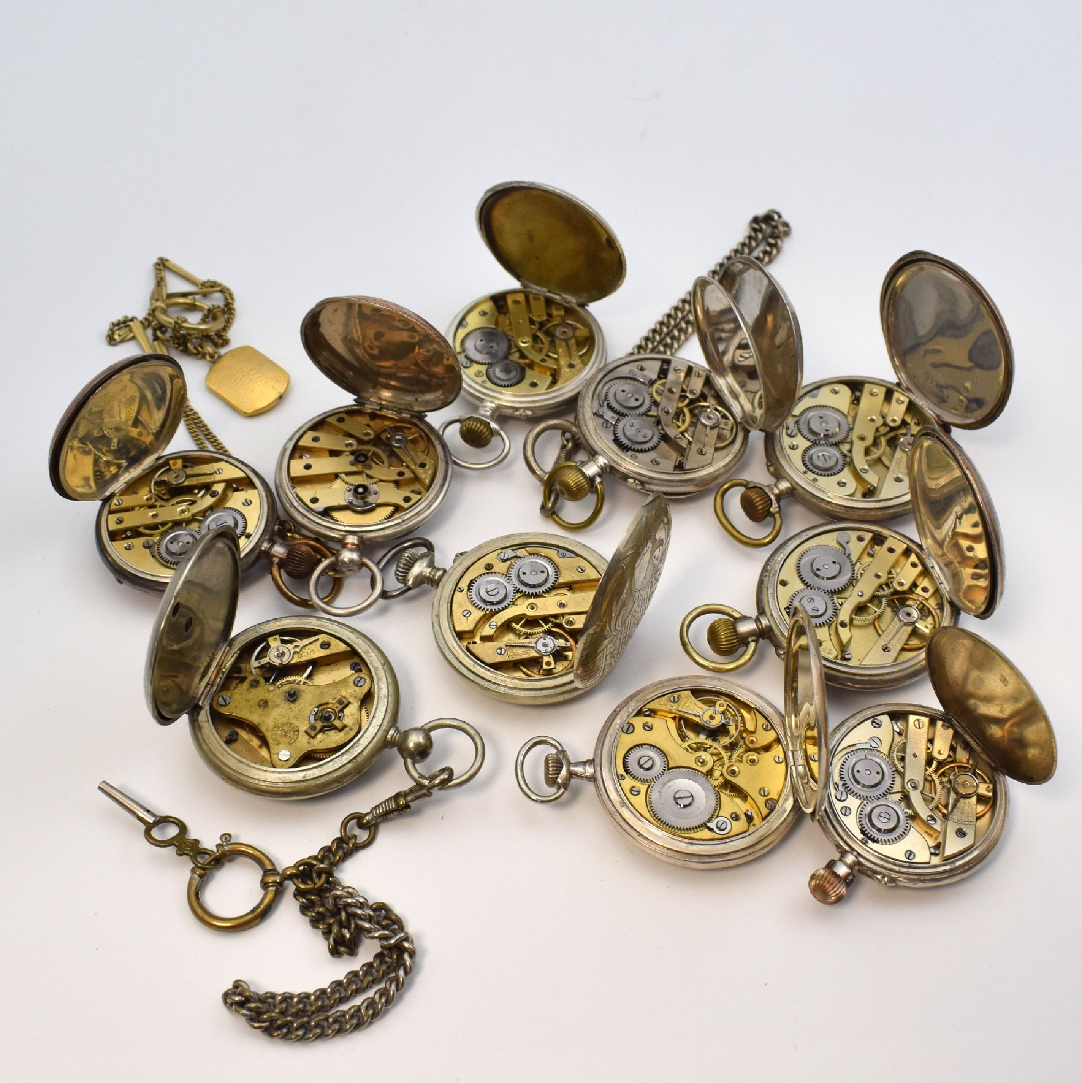 Detail b: Konvolut: 10 Taschenuhren, schweiz. Prod., um 1870-1900, meist Silbergeh., meist Zylinderhemm., alle Emailblätter (besch.), teils nicht gehf., zu ...