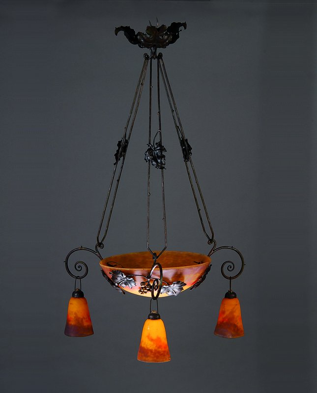 Deckenlampe, Frankreich, Müller Fres Luneville, um 1910, schmiedeeiserne Montur mit Weinlaubdekor, drei Glockenschirme u. Mittelschale mit gelben, ...