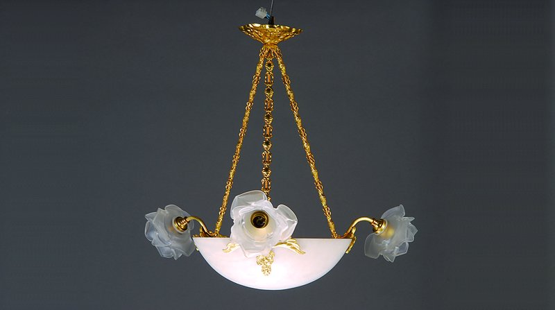 Deckenlampe, Frankreich, um 1900, Alabasterschale mittig, drei mattierte Rosenschirmchen umlaufend, intakt jedoch ungeprüft, 4 Brennstellen, ...