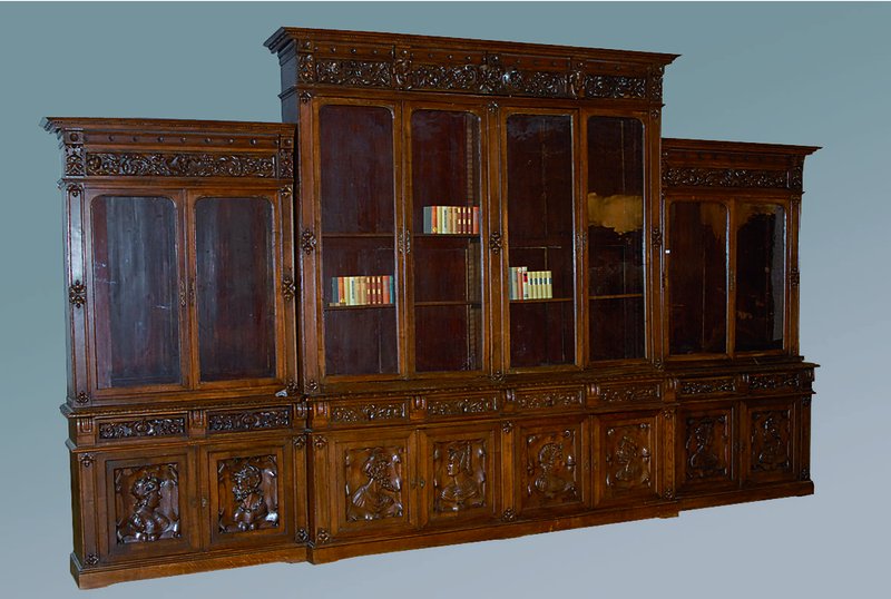 Detail a: Großer Bücherschrank, flämisch, um 1900, Eiche, Oberteil 8-türig verglast, diese teils ohne Schaniere, Unterteil 8-türig, 8 Schubladen, reich ...