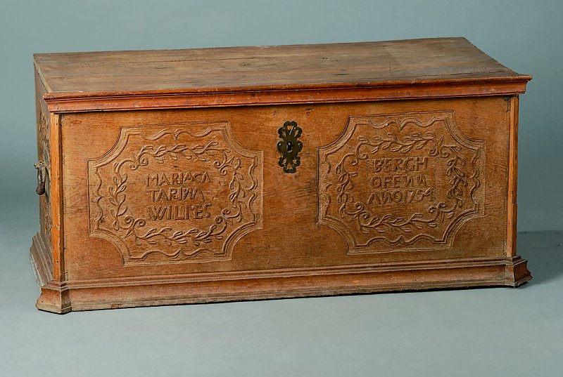 Truhe, süddeutsch, um 1800, Eiche, Front m. Inizialien, Anno 1794, seitl. Leistenteile fehlen, ohne Schlüssel, seitl. Eisengriffe, schwundrissig, ...
