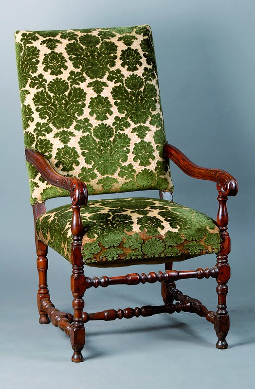 Armlehnstuhl, deutsch, um 1880/90, Wangen um 1740, grüner Bezug, Reste alten Wurmbefalls, st. Gebr.-Sp., ca. 118x65x65 cm, Sh. 54 cm