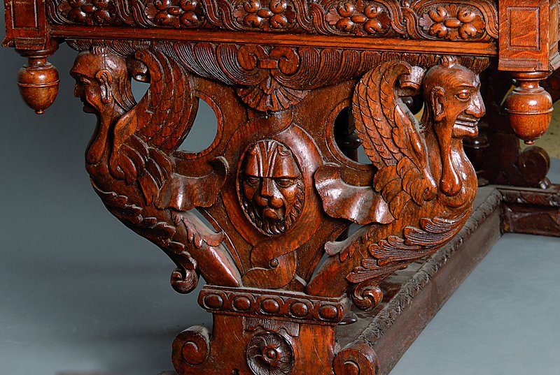 Detail a: Schreibtisch, Flandern, um 1900, Eiche, reich geschnitzt u. gedrechselt, in Form v. Fratzen, Blüten und Blättern, Platte fleckig, Balustersäulen, ...