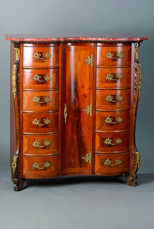 Kommode, wohl Dresden, um 1910, Rokokostil, Besitzermonogramm wohl "GM", Front geschweift,12-schübig, eine Tür, ohne Schlüssel, reich ...