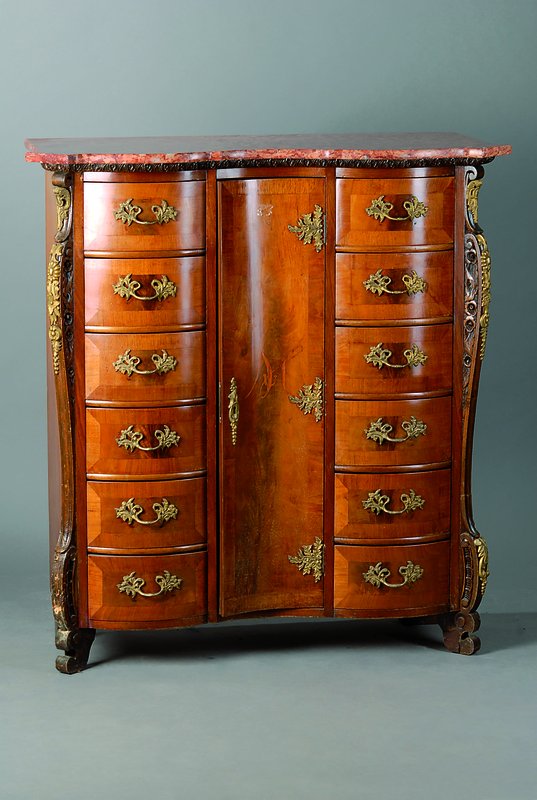 Kommode, wohl Dresden, um 1910, Rokokostil, Besitzermonogramm wohl "GM", Front geschweift, 12-schübig, eine Tür, ohne Schlüssel, reich ...