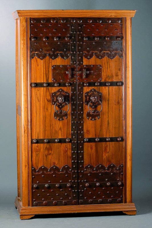 Schrank, China, um 190/20, Beschläge älter, WH, reiche Eisenbeschl., 2-türig, Kopf vielfach getreppt, Fuß passig, Inneneinrichtung: oben ...