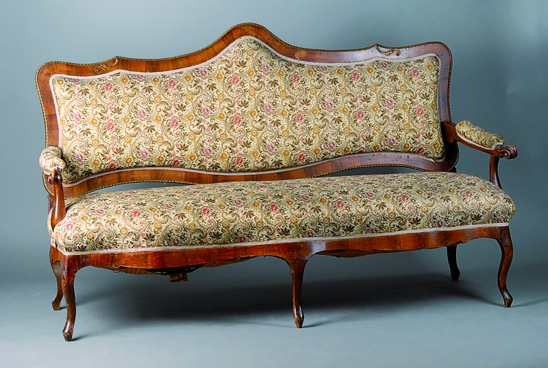 Sofa, Frankreich, um 1890/1900, Nußbaum, allseitig geschweift, goldfarbene verzierte Umrandung, Armlehnen in Voluten auslaufend, Polsterung und ...