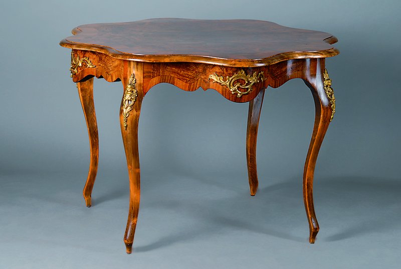 Tisch, Frankreich, um 1890/1900, Nußbaum/Wurzelnußfurnier, allseitig geschweift, reich verzierte Bronzeappliken, schönes Furnierbild, st. ...