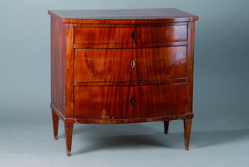 Kommode, deutsch, um 1835, Mahagoni, 3 -schübig, 1 Beschl. fehlt, Furniersch., alt belassen, Restauration empf., ohne Schlüssel, ca. 78x78x52 cm