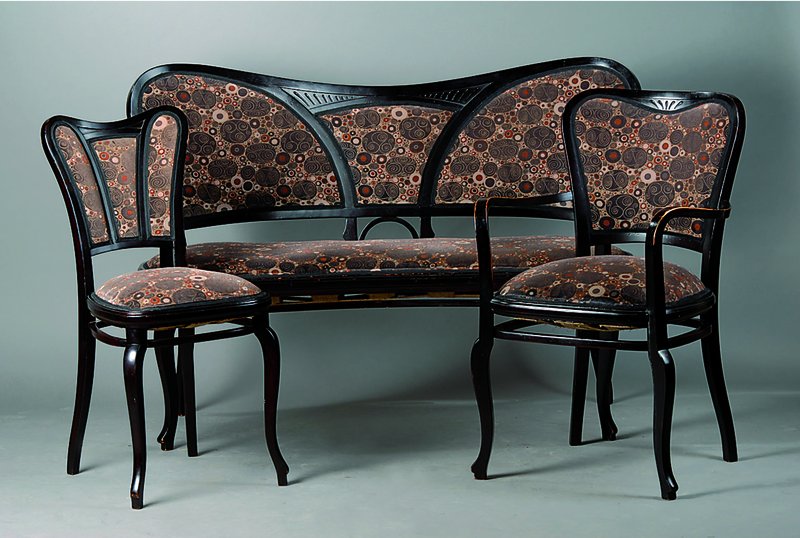 Sitzgruppe, Thonet 2, best. aus Sitzbank, 2 Armlehnstühle u. 4 Stühlen, schwarz gefasst, Beine geschweift, Polsterung und Bezug sek., teilrest. ...