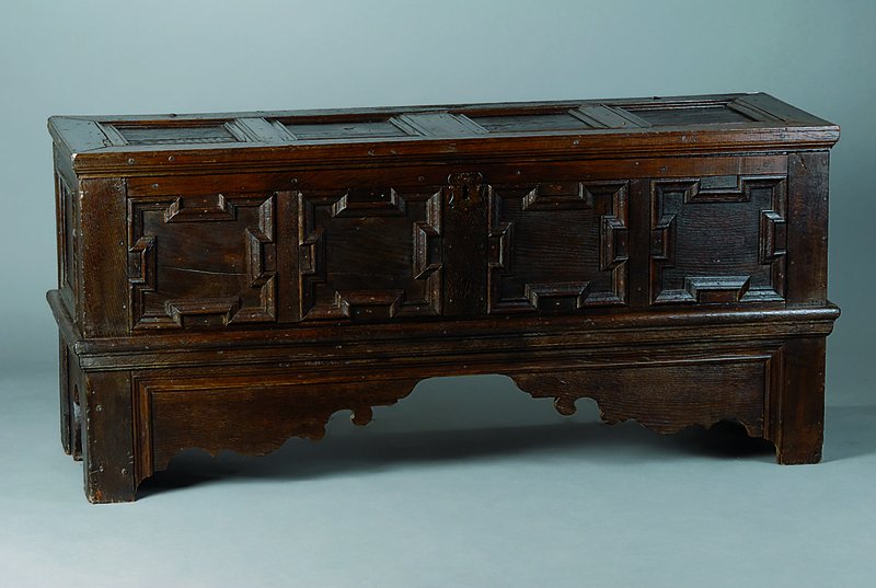 Truhe, deutsch, um 1800, Eiche, Front, Seiten und Deckel kassettiert, ohne Schloß, schwundrissig, Zarge geschweift, alt belassen,st. Gebr.-Sp., ca. ...
