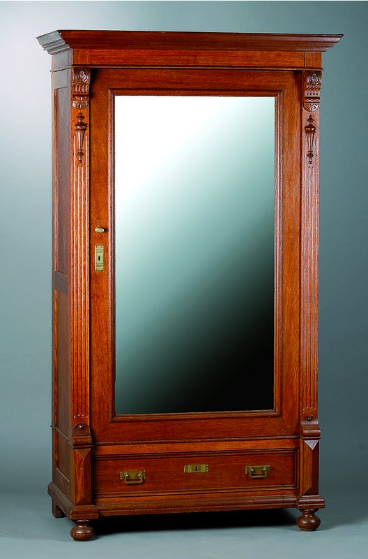 Garderobenschrank, deutsch, um 1880/90, Eiche, 1-türig, facett. verspiegelt, 1 Fußschublade, Lisenen gerieft, Kopf getreppt, st. Gebr.-Sp., ca. ...