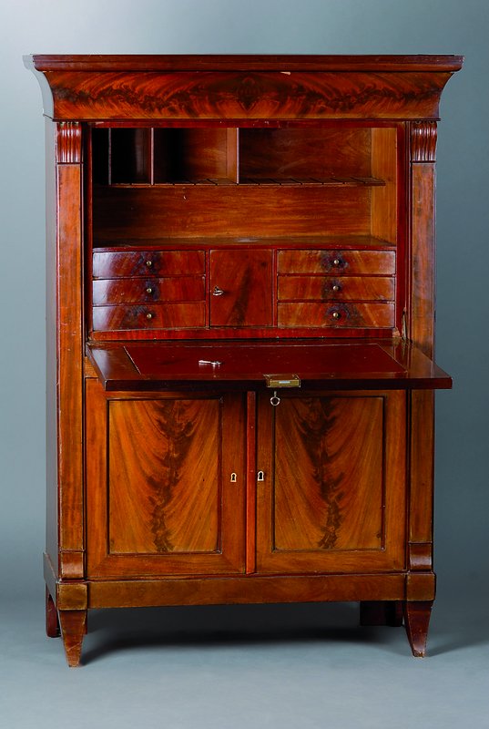 Sekretär, deutsch, um 1820, Korpus Eiche, Mahagonifurnier, z.T. gespiegelt, eckige FÜße,unten 2 Türen, Innenleben mit 6 Schubladen, ...