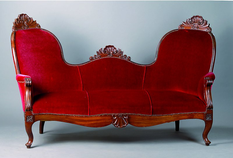 Sofa, norddeutsch, um 1835/40, Mahagoni allseitig geschweift, reiche Akanthusblattschnitzerei, Armlehnen in Voluten auslaufend, roter Samtbezug, ...