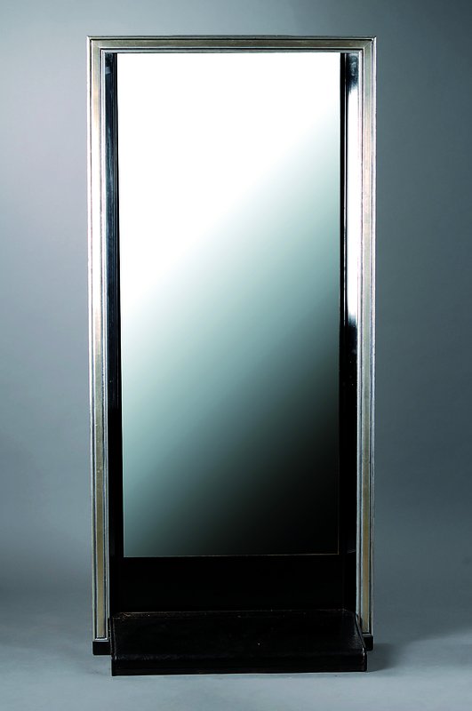Standspiegel, Frankreich, um 1935, schwarz und silberfarben gefasst, Unterteil in Schlangenlederoptik, Rahmen gerieft, st. Gebr.-Sp., ca. 175x80x35 cm