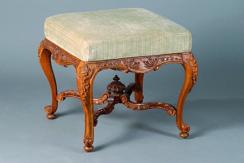Hocker, deutsch, um 1920, Nußbaum, allseitiggeschweift, reiche Akanthusblattschnitzerei, Beine in Voluten auslaufend, Bezug sek., Gebr.-Sp., ca. ...