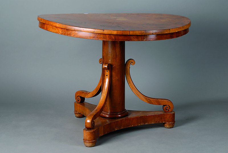 Salontisch, deutsch, um 1825, Nußbaumfurnier, Platte verzogen, Restauration empf., D. 104 cm