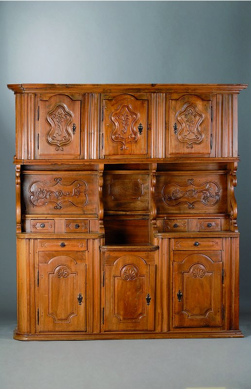 Aufsatzschrank, wohl Bern, um 1720, Nußbaum massiv, Oberteil 3-türig, Unterteil 3-türig, 6Schubladen, 6 Ablegefächer, Inlets mit floraler und ...