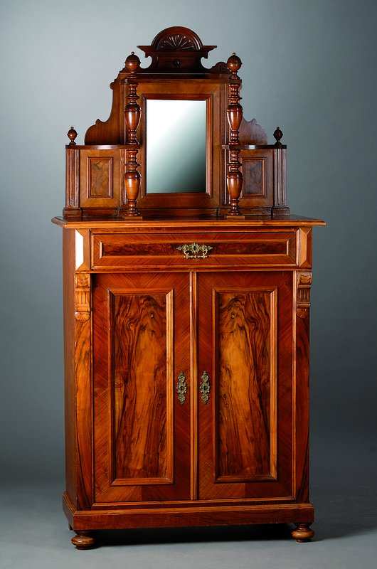 Vertiko, deutsch, um 1880/90, Gründerzeit, Wurzelfurnier, 2-türig, 1 Schublade, Oberteil m. facett. Spiegel, freistehende Balustersäulen, st. ...