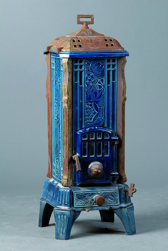 Ofen, Frankreich, um 1925, Art-Deco, emailliert, urspr. verchromt, Eisen korrodiert, Verzierung im typ. Art-Decostil m. Jugendstileinfluss, st. ...