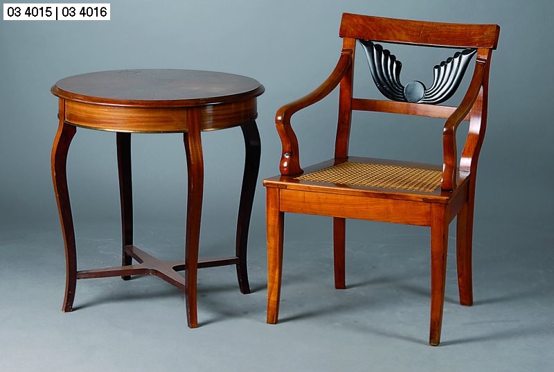 Beistelltisch, um 1930, rund, Palisander, Platte 16-gespiegelt, Beine geschweift, Beine verstrebt, st. Gebr.-Sp., H.70 cm, D. 68 cm