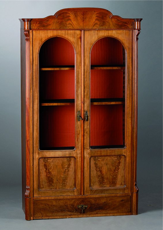 Vitrine, deutsch, um 1860, Mahagonifurnier, 2-türig, teilverglast, Fußschublade, sparsame Schnitzereien, Kopf geschweift, ohne Füße, st. ...