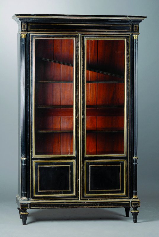 2-türige Vitrine, Frankreich, um 1880, schwarz poliert, 2-türig, teilverglast, Kopf vielfach getreppt, reiche Messingeinlagen, teils fehlend, lose ...