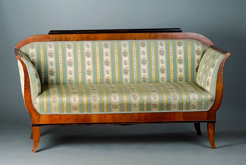 Sofa, Biedermeier, um 1830, Nußbaumfurnier, leicht geschweift, Zierleisten geschwärzt, Bezug erneuert, leicht fleckig, Furniersch., st. Gebr.-Sp., ...