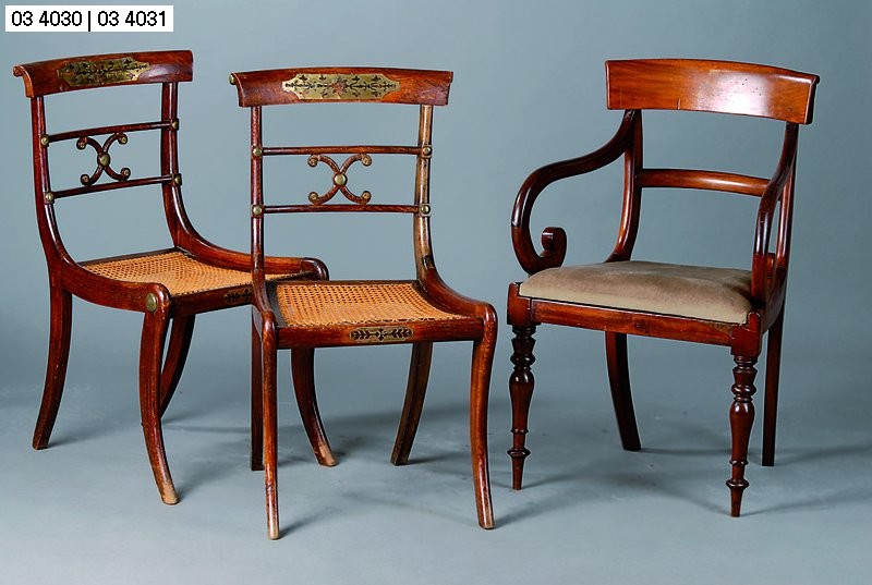 Armlehnstuhl, Biedermeier, um 1830/40, Mahagoni, leicht geschweift, Armlehnen in Volutenform, Frontbeine gedrechselt, Rücken versprosst, abnehmbares ...