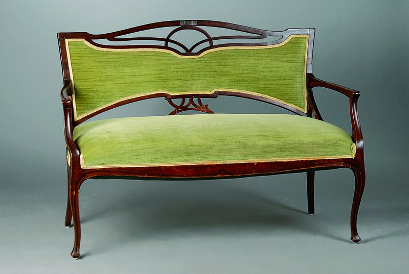 Sofabank, Jugendstil, um 1910, Mahagoni, reiner Jugendstil, allseitig geschweift, Rücken reich verstrebt, 1 Strebe fehlt, Bezug erneuert, st. ...