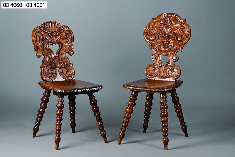 Stuhl, deutsch, um 1880/90, Nußbaum massiv, reich geschnitzt in Form v. Akanthusblättern und Muscheln, Beine reich gedrechselt, teilrest., ...