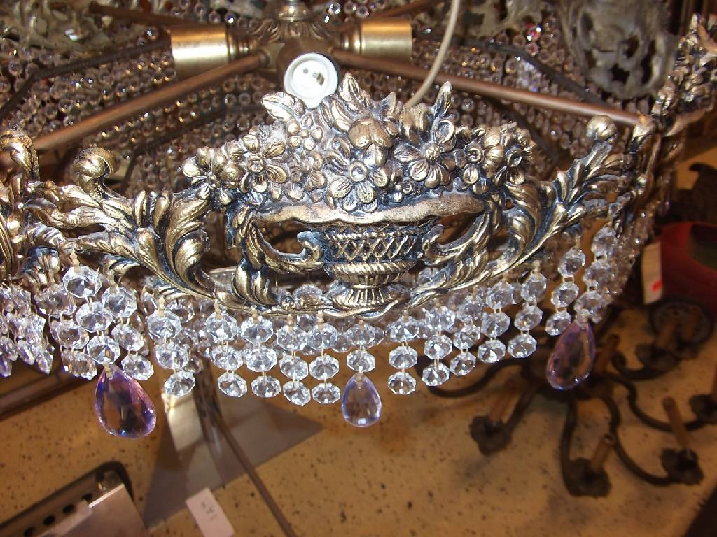 Detail a: Deckenlüster, Spanien, 20/30er Jahre, qualiätvoller schwerer Bronzekranz mit Blumenkorbmotiven, verziertes achteckiges Bronzerondell, facettiertem ...
