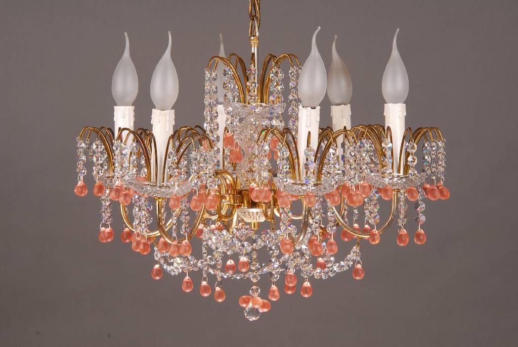 Kronleuchter, um 1940, Messingmontierung, zentrale kugelförmige Glasschäftung, feiner Kristallbehang, verzierter Deckenabschluss an Zierkette, 6 ...