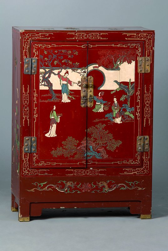 Chinesisches Schränkchen, 1. Hälfte 20. Jh.,rotgrundig, Lackmalerei, reiche Flachschnitzereien, 2-türig, ohne Verschluß, st. Gebr.-Sp, l. besch., ...