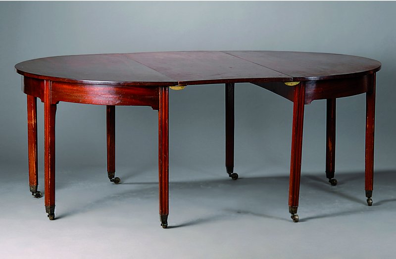 Ausziehtisch, England, um 1830, Mahagoni, auch als 2 Konsolentische stellbar, 1 Einlegebrett, Beine gerieft, auf Messingrollen st. Gebr.-Sp., ca. ...