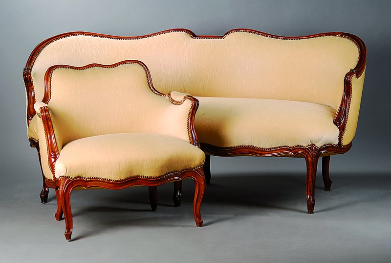 Salonsitzgruppe, deutsch, um 1840, Gestell Nußbaum, best. aus Sofa und 2 Armlehnsesseln, allseitig geschweift, sparsame Volutenschnitzerei, ...