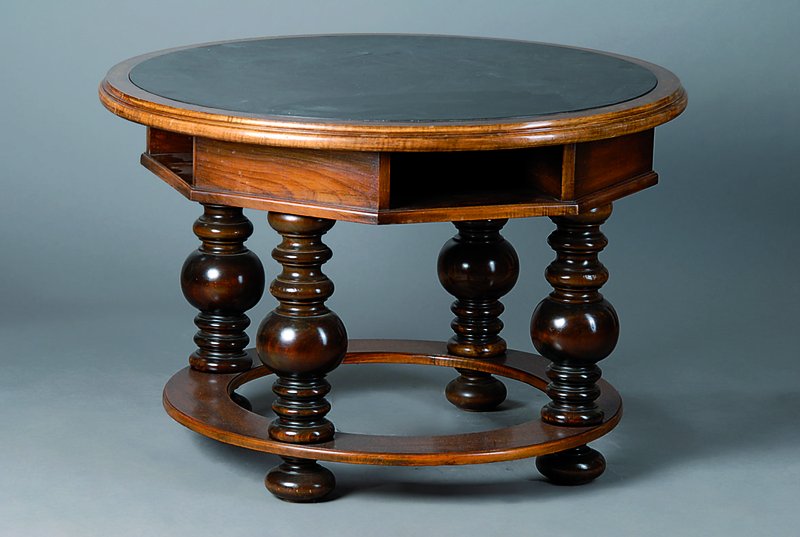 Rauchtisch, deutsch, um 1910, Nußbaum,Ablegefach, Beine reich gedrechselt, Kugelfüße, Platte m. Schieferneinlage, Platte lose, st. Gebr.-Sp., H. ...