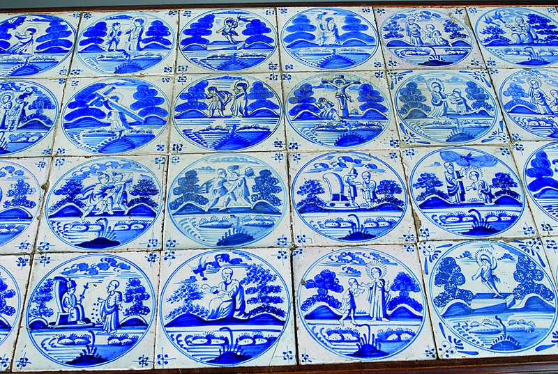 Detail a: Kommode, deutsch, Entwurf Karl Axmann, um 1951, Nußbaum auf Eiche, Delfter Kacheln um 1750, 2-türig, allseitig geschweift, ausgesetzte ...