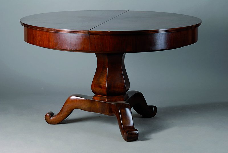 Runder Ausziehtisch, deutsch, um 1880/90, Nußbaum auf Eiche, 5 Einlegebretter, Balusterschaft, 3 Auslegerbeine, Füße m. Volutenabschlüssen, ...