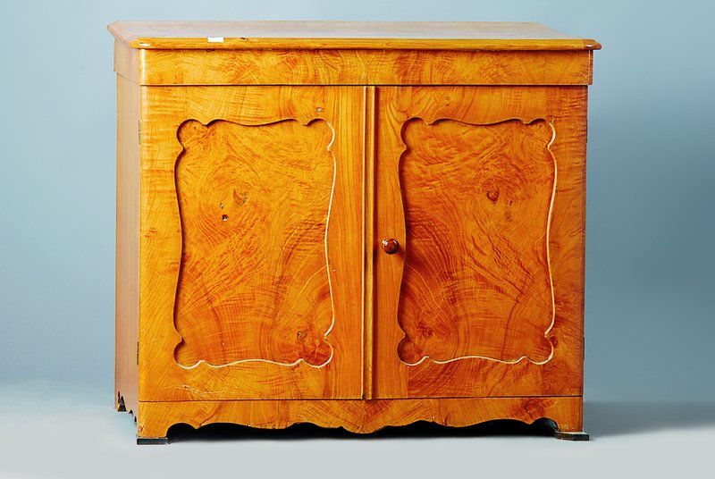 Kommode, deutsch, um 1830, Rüster Besitzermonogramm Fürst Wiedeking, 2-türig, Brezelfüllungen, Schloß defekt, abgerundete Ecken, Zarge ...