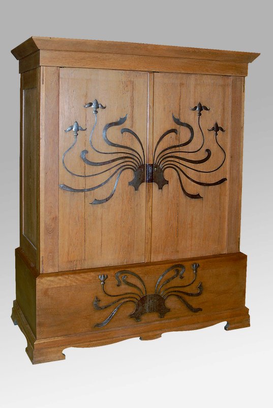Schrank, deutsch, um 1900/1910, Eiche Besitzermonogramm Fürst Wiedeking, 2-türig, reiche Eisenebeschläge im Jugendstil, Front st. schwundrissig, ...