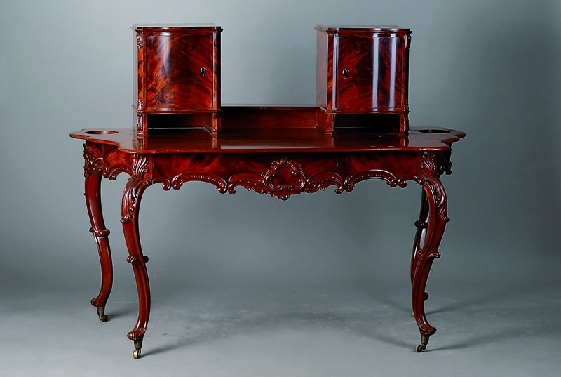 Damenschreibtisch, deutsch, um 1880/90, Barockstil, Besitzermonogramm Fürst Wiedeking,allseitig geschweift, Akanthusblatt und Volutenschnitzereien, ...